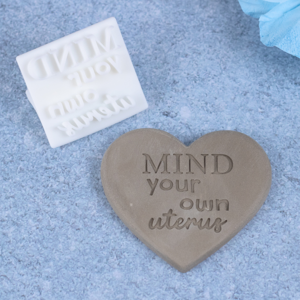 'Mind your own uterus' tekst stempel